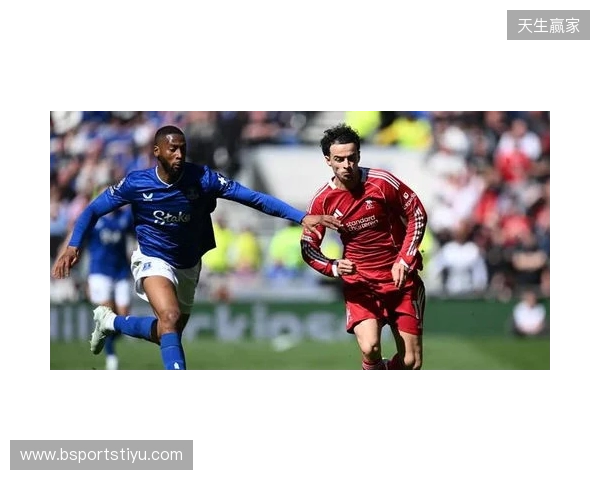 记者：琼斯正考虑结束16年红军生涯，维拉热刺国米有意